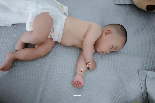 滦南两个月宝宝肚子胀气